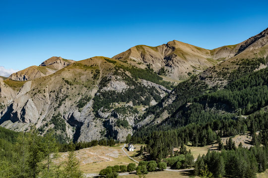 Sommet de montagne au Lac d'Allos, parc national du Mercantour dans les Alpes de Haute Provence, France, extraordinaire vu panoramique dans uen r&eacute;gion fantastique avec des effet de lumi&egrave;re incroyable 