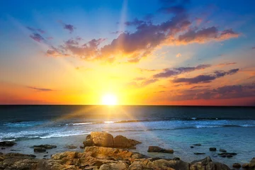 Tischdecke Sonnenaufgang über dem Meer. Das Konzept ist Reisen. © alinamd