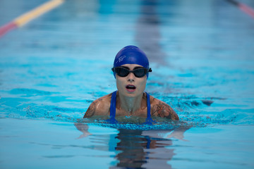 Femme natation compétition  - obrazy, fototapety, plakaty