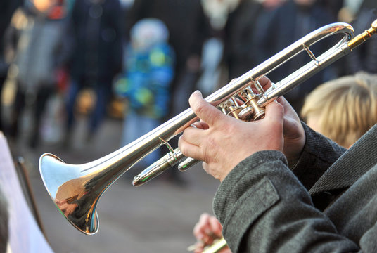 Konzert Blasmusik unter freiem Himmel - Nahaufnahme Musikant mit Posaune auf einem Fest, selektive Sch&auml;rfe