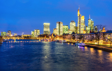 Obraz premium Panoramę Frankfurtu w nocy