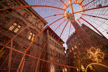 Italia, Firenze, addobbi natalizi in città, Piazza Santa Trinita.