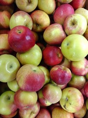 many apples market red yellow green
