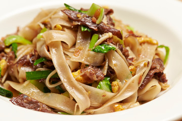 Thick rice noodle with beef and egg 