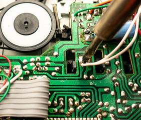 Electrical engineering Elektrotechnik  Leiterplatte loeten  Solder circuit board 