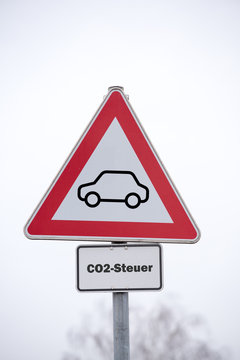 Verkehrsschild CO2 Steuer mit einem Auto