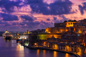 Fototapeta premium City Of Valleta In Malta At Twilight
