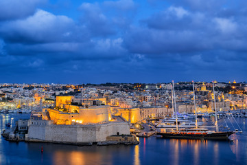 Fototapeta premium Grand Harbour and Birgu City at Dusk in Malta