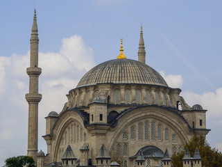 Fototapeta na wymiar View of the Nuruosmaniye Mosque in Istanbul, Turkey