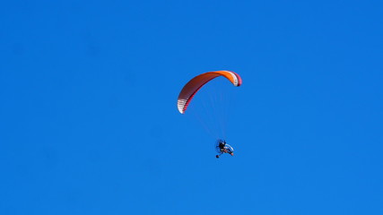 Aparato de vuelo bajo el cielo azul de Ivars,Cataluña, Lérida, España