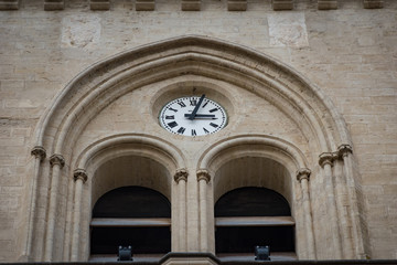 Grande horloge antique sur une église a avignon dans le vaucluse en france