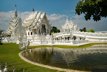 Fototapeta na wymiar Weißer Tempel in Chiang Rai