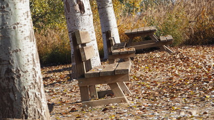 dos bancos y una mesa de madera en el entorno del lago de Ivars y Vilasana, Lérida, España