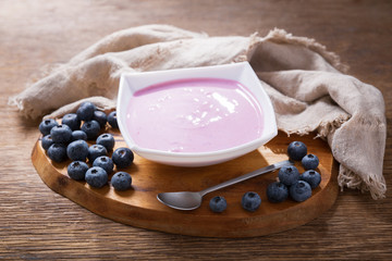 Obraz na płótnie Canvas bowl of blueberry yogurt with fresh berries