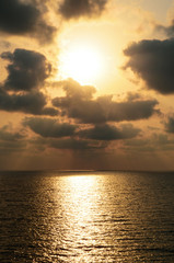 Naklejka premium yellow sunset over the sea vertical