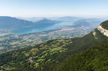 Paisaje de los alpes franceses con el lago bourget du lac
