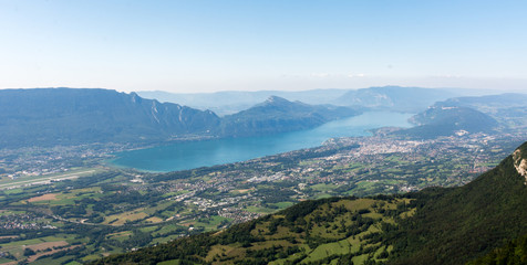 Naklejka premium Paisaje de los alpes franceses con el lago bourget du lac