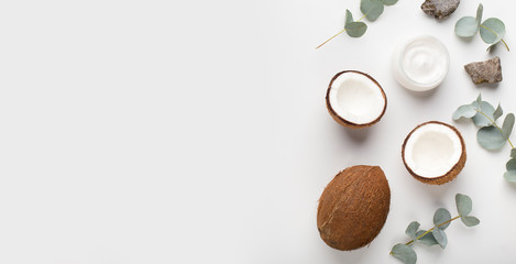 Obraz na płótnie Canvas Natural coconut cream for face care on white background