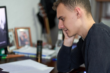 Obraz premium Young student doing homework