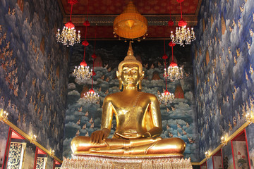 Obraz premium The golden meditating Buddha statue at Thai temple, Bangkok, Thailand