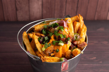 balde con papas fritas