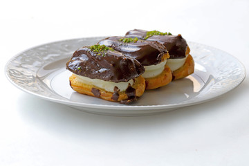 Cake made with eggs, flour, milk, eggs, chocolate, cream, water and butter.