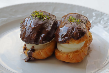 Cake made with eggs, flour, milk, eggs, chocolate, cream, water and butter.