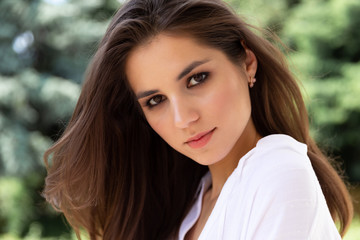 Obraz premium Woman on a background of nature, greenery.