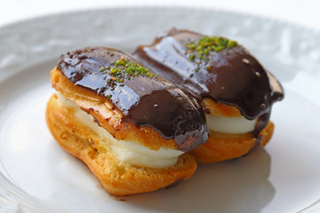 Cake made with eggs, flour, milk, eggs, chocolate, cream, water and butter.