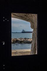 Vista al porto nel mare Adriatico dalla finestra