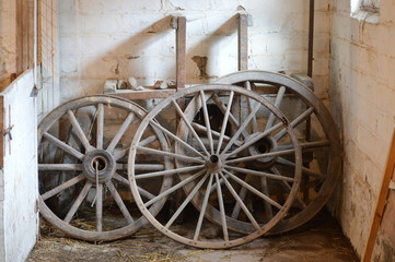 Obraz premium Old wagon wheels at the farm