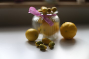 Glasschüssel mit Zitronen und Orange