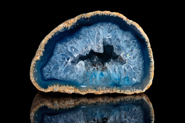 Geode with crystals of blue color. Quartz geode with transparent crystals on a black mirror background.. - obrazy, fototapety, plakaty