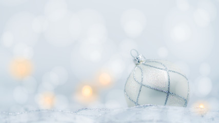 Christbaumkugel mit Dekoration und Schneeflocken