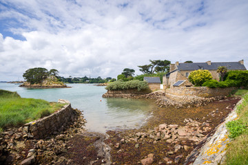 Fototapeta na wymiar île de Bréhat, mur de pierres et maisons, Côtes D'armor, Bretagne