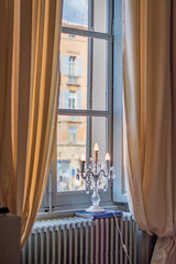 Fnêtre avec chandelle, lieu romantique à Aix en Provence