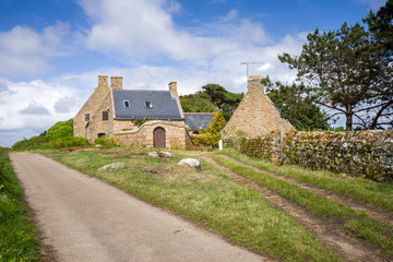 Fototapeta premium île de Bréhat, mur de pierres et maisons, Côtes D'armor, Bretagne