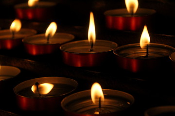 Candele accese in chiesa - preghiera