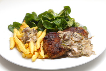 Frikadellen mit Schupfnudeln, Feldsalat und Pilzragout