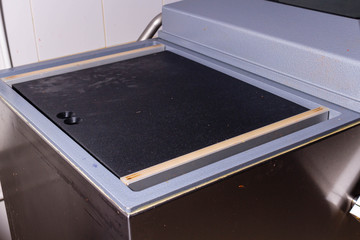 Fish production. Apparatus for sealing packaging with products in polyethylene