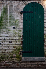 Steinmauer mit Holztüre