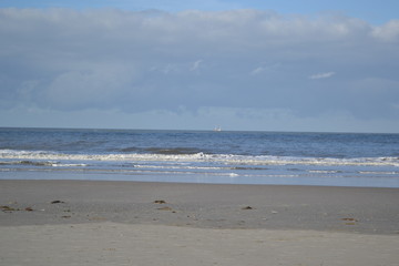 Fototapeta premium Meereswellen, Himmel, onne und Wolken, Schatten und Licht