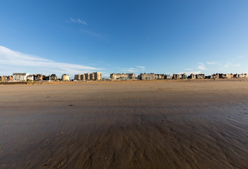  Beach in the evening sun and buildings along the seafront promenade in Saint Malo. Brittany, France