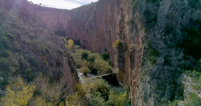 Ascenso vertical de dron en ca&ntilde;&oacute;n de roca mediterraneo