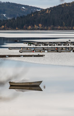 Spiegeln Herbst und Schnee bei der Titisee See mit boot im Schwarzwald