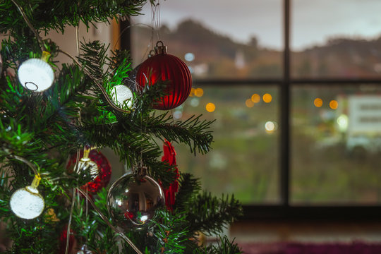 Bonita decoração de natal com bolas vermelhas na árvore