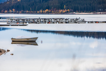 Spiegeln Herbst und Schnee bei der Titisee See mit boot im Schwarzwald