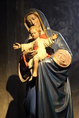 Gesù bambino nelle braccia di Maria	- Cristianesimo