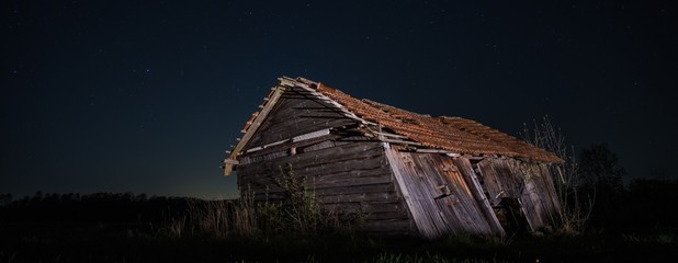 Schiefe Hütte bei Nacht