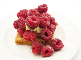 Postre de pasta brisa y frambuesas